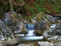Felsfklötze rahmen Kaskade ein